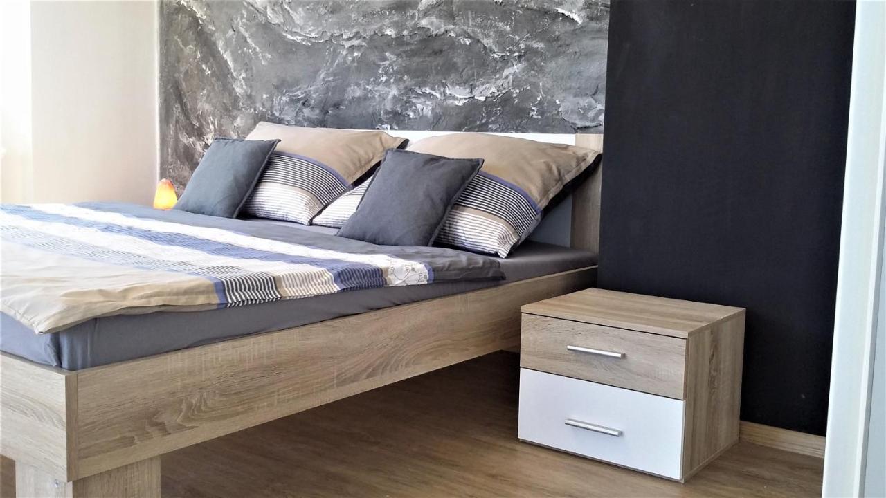 Vila Vekose - Apartman S Terasou A Zahradou Hradec Králové Exteriör bild