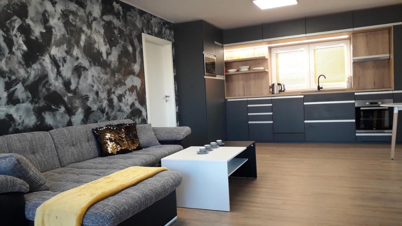 Vila Vekose - Apartman S Terasou A Zahradou Hradec Králové Exteriör bild