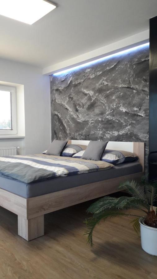 Vila Vekose - Apartman S Terasou A Zahradou Hradec Králové Exteriör bild