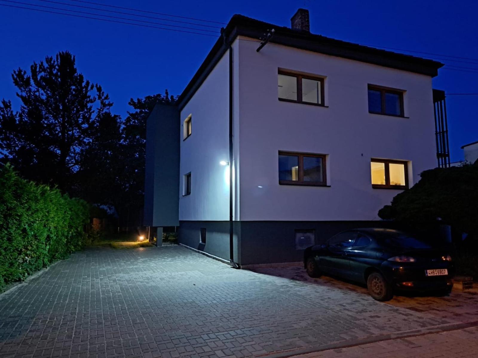 Vila Vekose - Apartman S Terasou A Zahradou Hradec Králové Exteriör bild